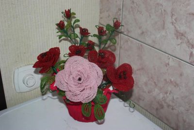 Лот: 3178882. Фото: 1. Горшочек роз из бисера! обмен. Бисероплетение