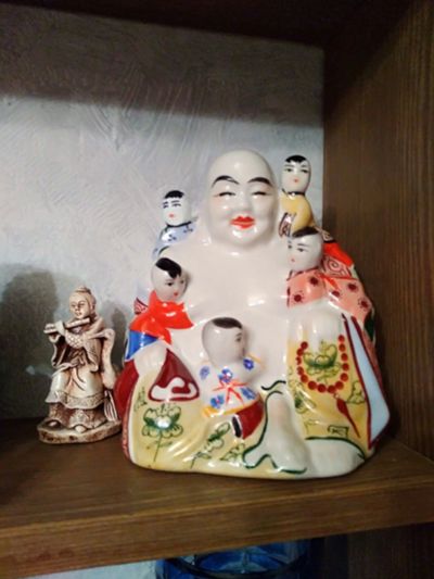 Лот: 13000073. Фото: 1. Будда (хотэй) с детьми, 50е гг. Фарфор, керамика