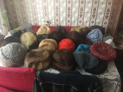 Лот: 18398753. Фото: 1. Женские шапки с рубля. Головные уборы