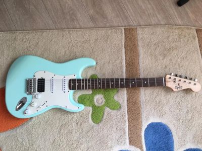 Лот: 9212317. Фото: 1. Squier Bullet Strat Срочно продам... Гитары