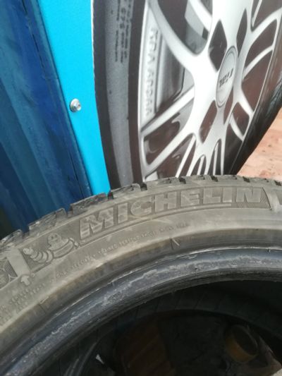 Лот: 12102292. Фото: 1. Автошины 235/45/R17. Шины