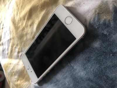 Лот: 14171235. Фото: 1. iPhone SE 64гиг серебро. Смартфоны