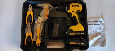 Лот: 22193124. Фото: 1. Шуруповерт DeWalt и набор инструментов. Ручной инструмент