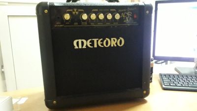 Лот: 14386656. Фото: 1. Комбоусилитель Meteoro Atomic... Гитарные эффекты и комбоусилители