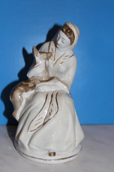 Лот: 11511768. Фото: 1. фарфоровая статуэтка "Девушка... Фарфор, керамика