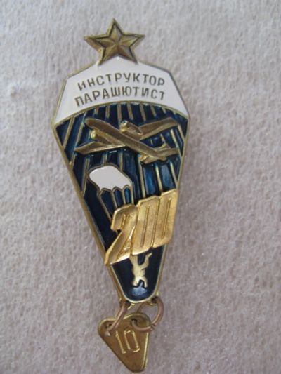 Лот: 19000088. Фото: 1. Знак Инструктор-парашютист 200... Другое (значки, медали, жетоны)
