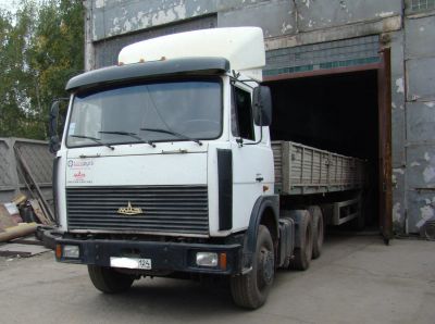 Лот: 6601705. Фото: 1. Седельный тягач МАЗ 642208 с полуприцепом... Прицепы, полуприцепы