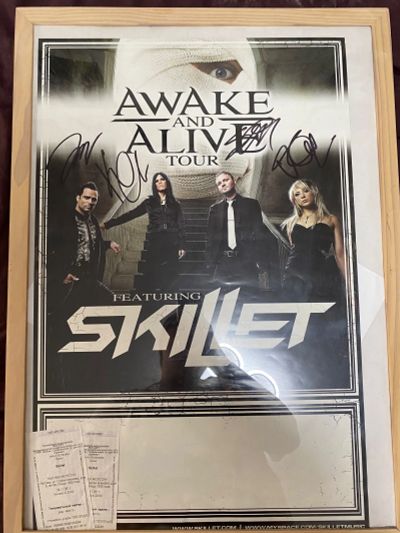 Лот: 22192134. Фото: 1. Автографы группы Skillet. Вещи известных людей, автографы