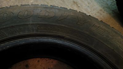 Лот: 20825966. Фото: 1. Зимняя резина Goodyear 215 60... Шины