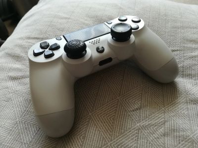 Лот: 17765596. Фото: 1. Белый геймпад dualshock 4 v2 ps4. Аксессуары для игровых приставок, консолей, геймпады