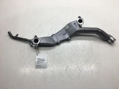 Лот: 20386690. Фото: 1. Патрубок системы охлаждения Subaru... Двигатель и элементы двигателя