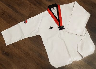 Лот: 12045564. Фото: 1. Добок (кимоно) для тхэквондо Adidas... Одежда для боевых искусств