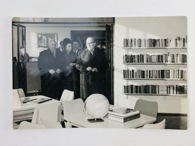 Лот: 23296696. Фото: 1. Шуслов заходит в учебный класс... Открытки, конверты