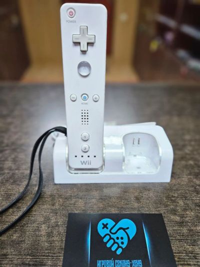 Лот: 23688697. Фото: 1. Wii Remote + зарядное подставка... Аксессуары для игровых приставок, консолей, геймпады
