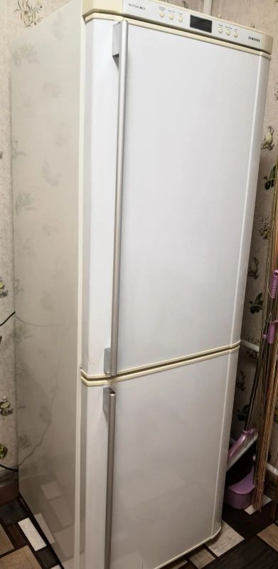 Лот: 16235784. Фото: 1. Холодильник Samsung RL33EASW. Холодильники, морозильные камеры