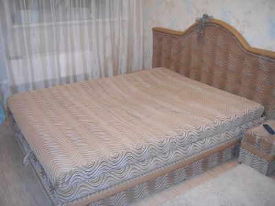 Лот: 4400995. Фото: 1. Двуспальная кровать с двумя пуфами. Кровати