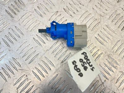 Лот: 25305333. Фото: 1. концевик педали тормоза Ford Focus... Двигатель и элементы двигателя