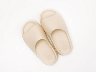 Лот: 17971520. Фото: 1. Сланцы Adidas Yeezy slide. Шлепанцы, сланцы