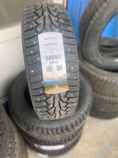 Лот: 22993423. Фото: 1. Зимняя резина 205/55 R-16 " Nokian... Шины