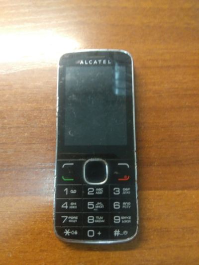 Лот: 15001680. Фото: 1. Alcatel 2005X разбит дисплей без... Кнопочные мобильные телефоны