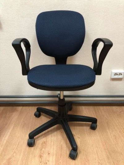 Лот: 11008848. Фото: 1. Офисное кресло (синий цвет). Стулья и кресла офисные
