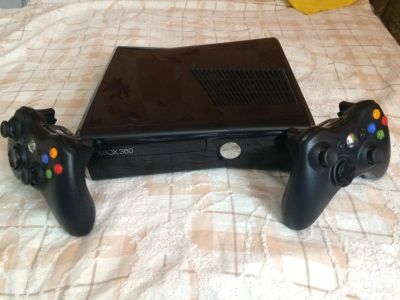 Лот: 6009571. Фото: 1. Xbox 360 взломанный, 2 геймпада. Игровые приставки, консоли