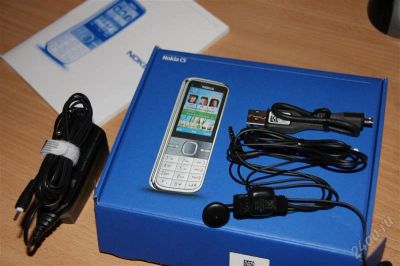 Лот: 1670015. Фото: 1. коробка, з\у, кабели Nokia C5. Зарядные устройства, блоки питания, адаптеры сетевые для смартфонов