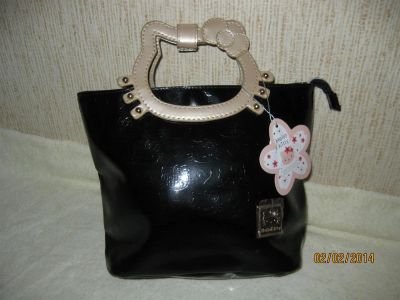 Лот: 3786296. Фото: 1. Сумка Hello Kitty,новая,лакерованная. Сумки