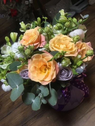 Лот: 10842225. Фото: 1. Коробка шляпная с розами и хлопком. Свежие цветы