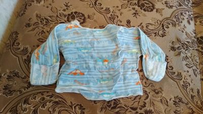 Лот: 12531347. Фото: 1. распашонка с машинками. Ползунки, распашонки, слипы