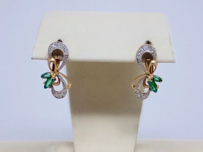 Лот: 15243075. Фото: 1. ЗОЛОТЫЕ СЕРЬГИ С ИЗУМРУДАМИ И... Серьги, каффы