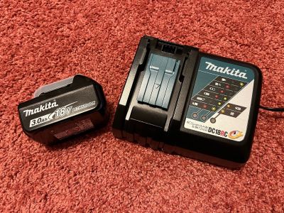 Лот: 20854613. Фото: 1. Аккумулятор Makita BL1830B + зарядное... Электроинструмент