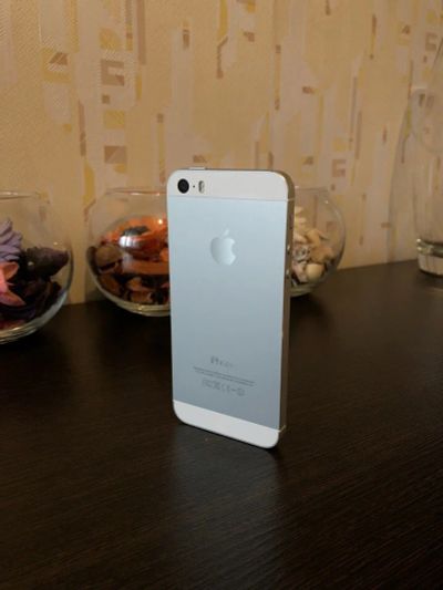 Лот: 10853567. Фото: 1. Iphone 5s Silver 16GB. Смартфоны
