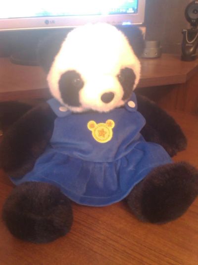 Лот: 4610155. Фото: 1. Медвежонок-панда Молли в синем... Мягкие