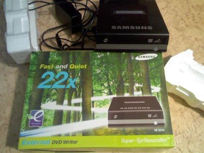 Лот: 303365. Фото: 1. Внешний DVD-RW Samsung SE-S224. Приводы CD, DVD, BR, FDD