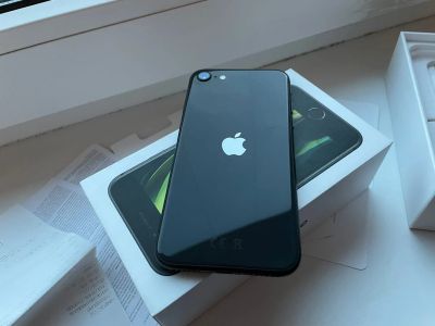 Лот: 19325568. Фото: 1. IPhone se 2020. Смартфоны