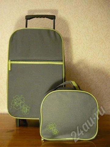 Лот: 731639. Фото: 1. Чемодан на колесиках и косметичка. Сумки