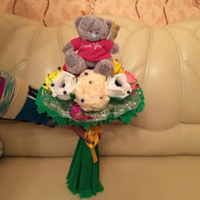 Лот: 5141804. Фото: 1. Букет с игрушкой и конфетками... Букеты из конфет, игрушек