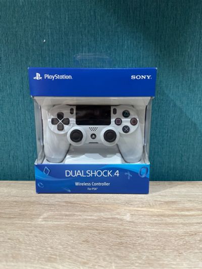 Лот: 25403288. Фото: 1. Геймпад PS4 dualshock 4 белый... Аксессуары для игровых приставок, консолей, геймпады