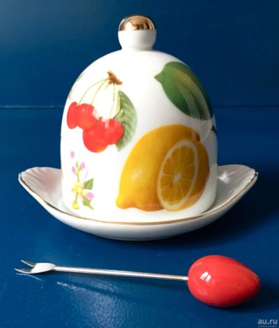 Лот: 4010357. Фото: 1. 🍋 Лимонница фарфоровая с вилочкой... Фарфор, керамика