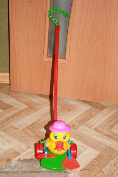 Лот: 7947683. Фото: 1. Каталка уточка. Другое (игрушки)