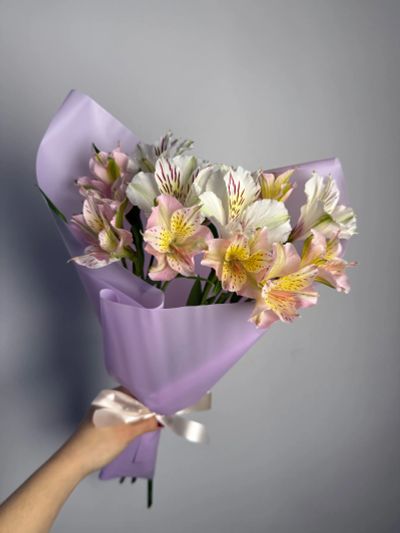Лот: 25742995. Фото: 1. 6. Букет- комплимент из альстромерий... Свежие цветы