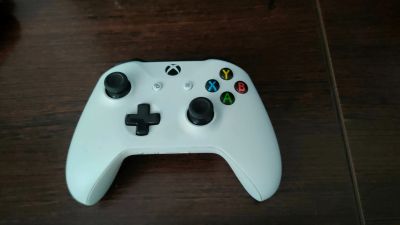 Лот: 20179467. Фото: 1. Геймпад Xbox One 2 ревизии оригинал. Аксессуары для игровых приставок, консолей, геймпады