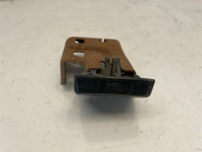 Лот: 21702257. Фото: 1. ручка открывания капота Nissan... Двигатель и элементы двигателя