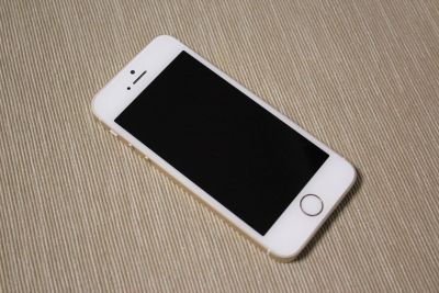 Лот: 16802705. Фото: 1. Смартфон iPhone SE Gold 32 Gb... Смартфоны