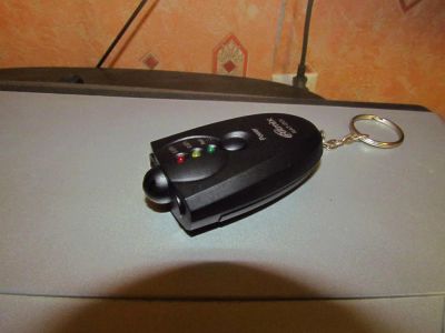 Лот: 7008886. Фото: 1. Алкотестер брелок с фонариком. Алкотестеры