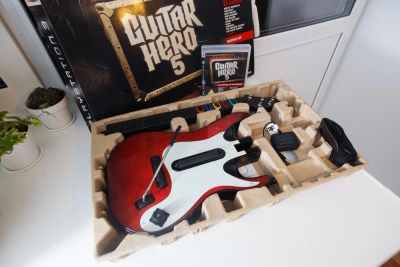 Лот: 10734229. Фото: 1. Guitar Hero 5 оригинальная гитара... Аксессуары для игровых приставок, консолей, геймпады