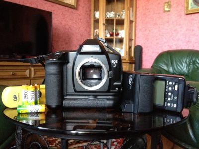 Лот: 9643834. Фото: 1. Canon EOS3; Speedlite 540EZ; Бат... Плёночные зеркальные