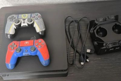 Лот: 25888933. Фото: 1. Playstation 4 slim 1TB. Аксессуары для игровых приставок, консолей, геймпады