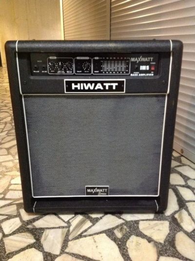 Лот: 10554021. Фото: 1. Басовый комбо Hiwatt Maxwatt B100-15. Гитарные эффекты и комбоусилители